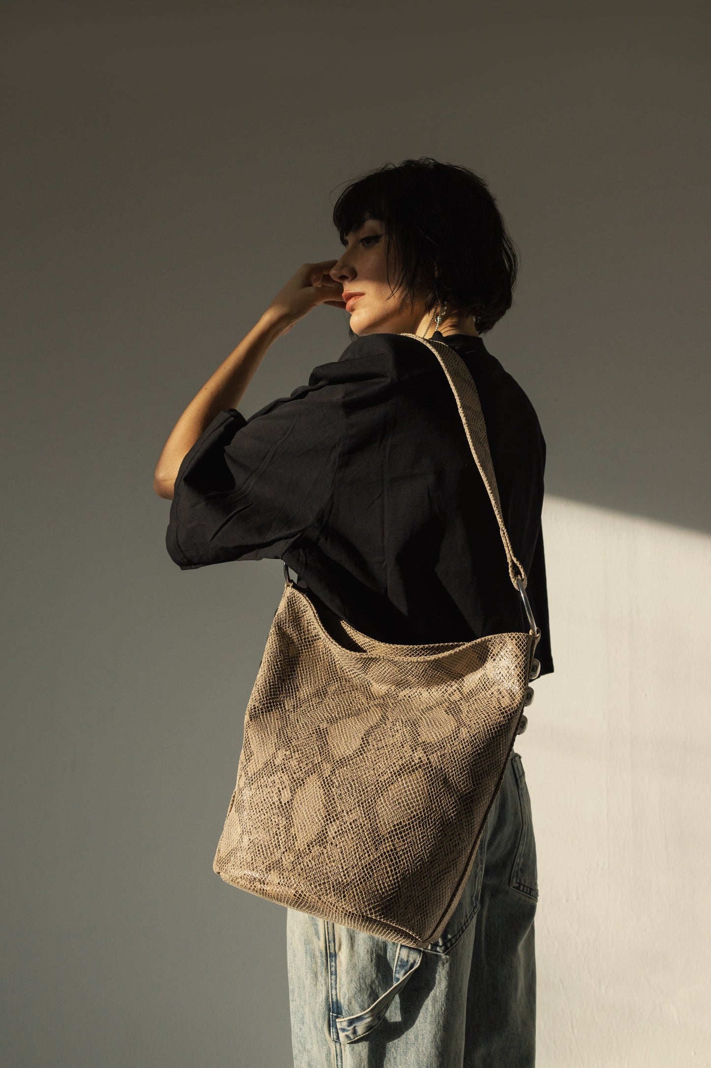 SANDRA BUCKETBAG (python effect genuine leather)