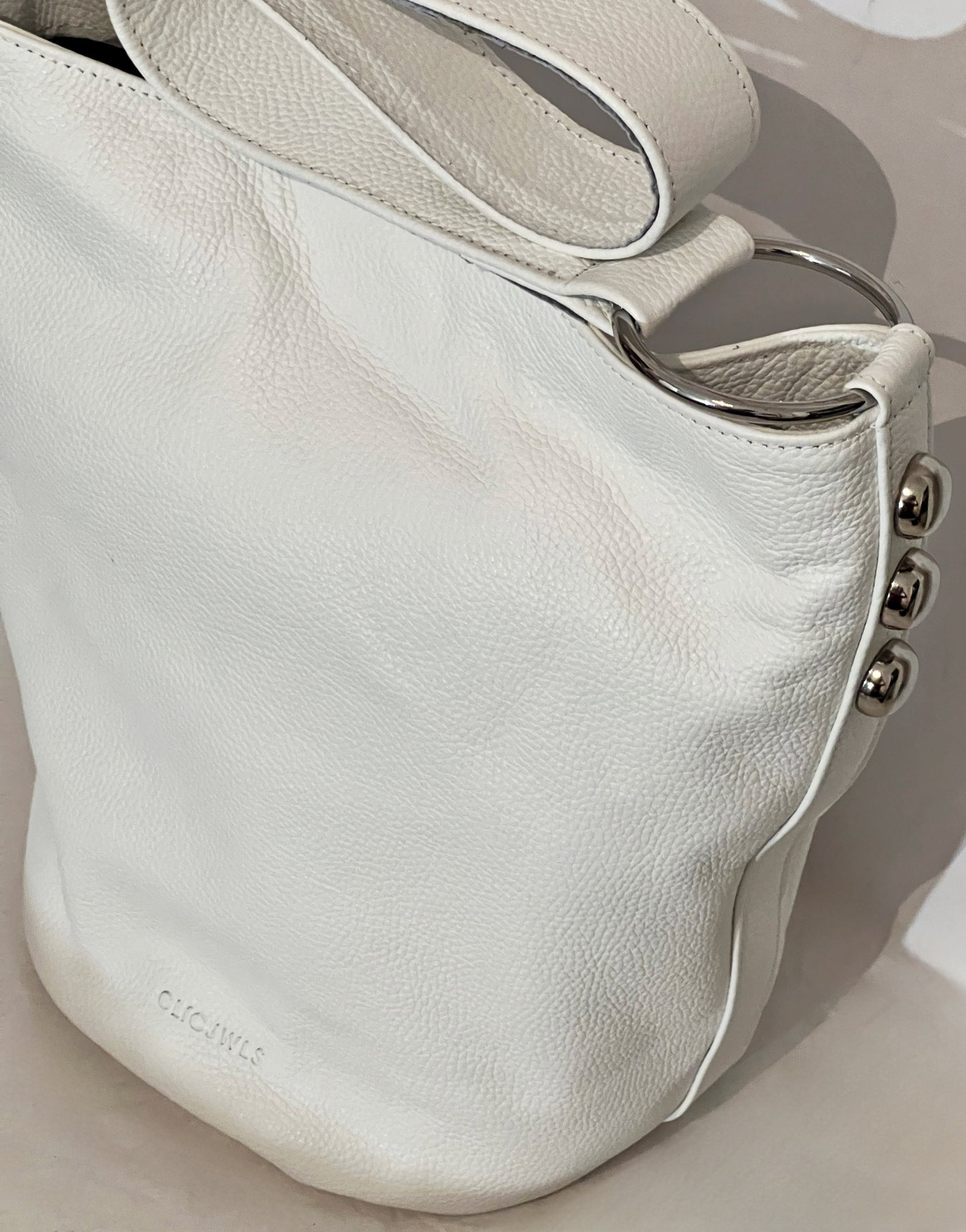 SANDRA BUCKETBAG (white dolaro genuine leather)