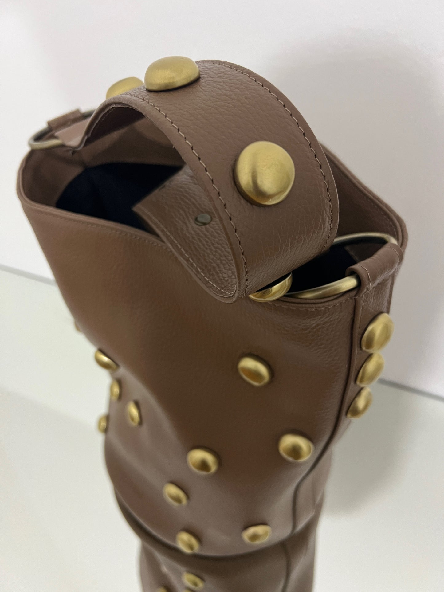 SANDRA BUCKETBAG (choco brown dolaro genuine leather with studs)