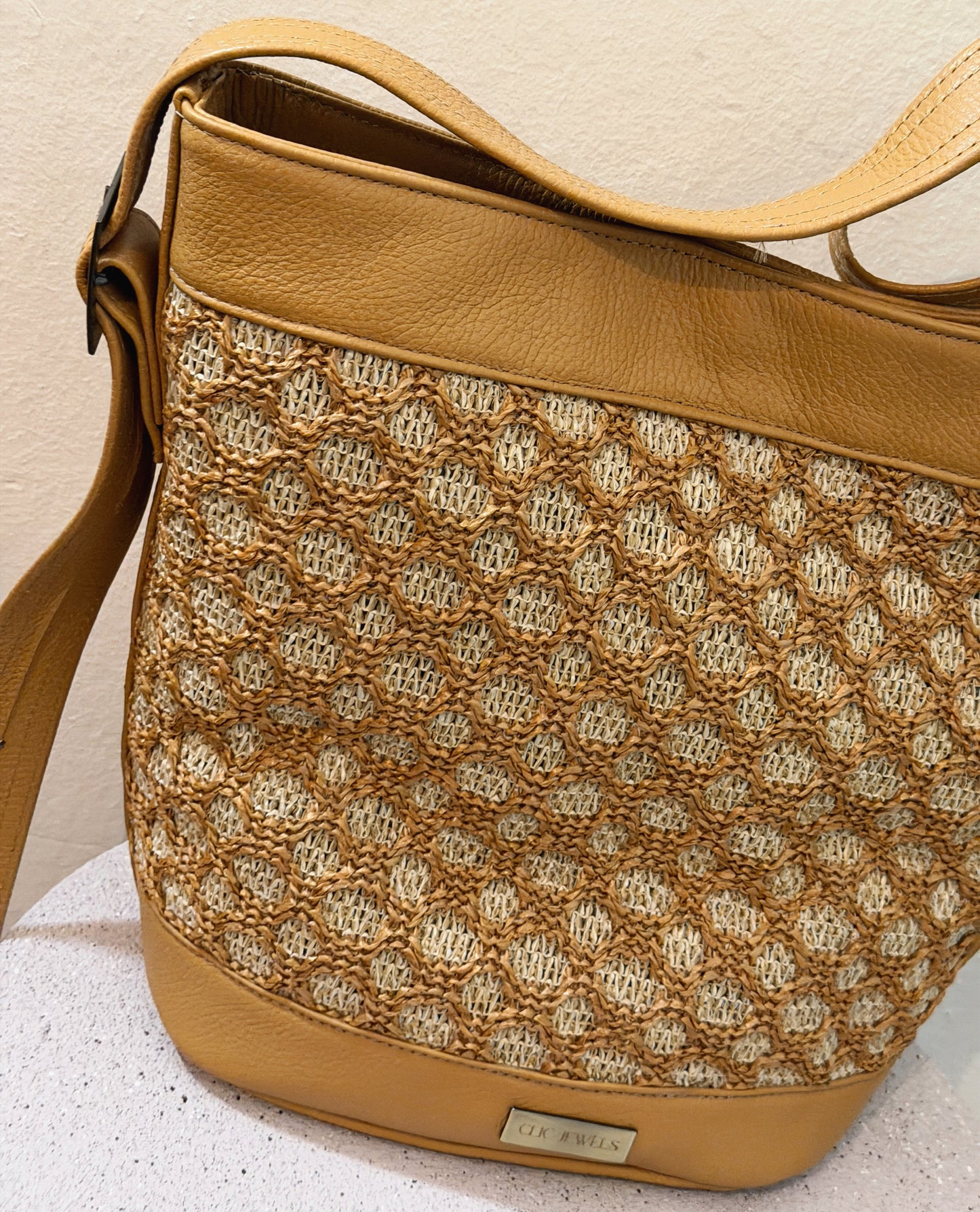 SANDRA BUCKETBAG (camel dolaro genuine leather/raffia in natural colors)