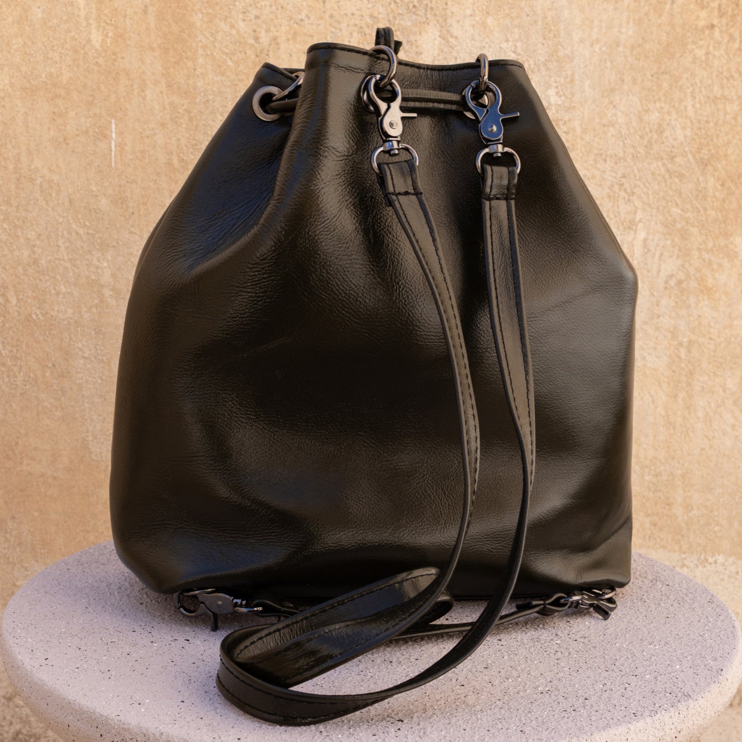 ZOE BACKPACK/BUCKETBAG (glossy dark green smooth genuine leather)