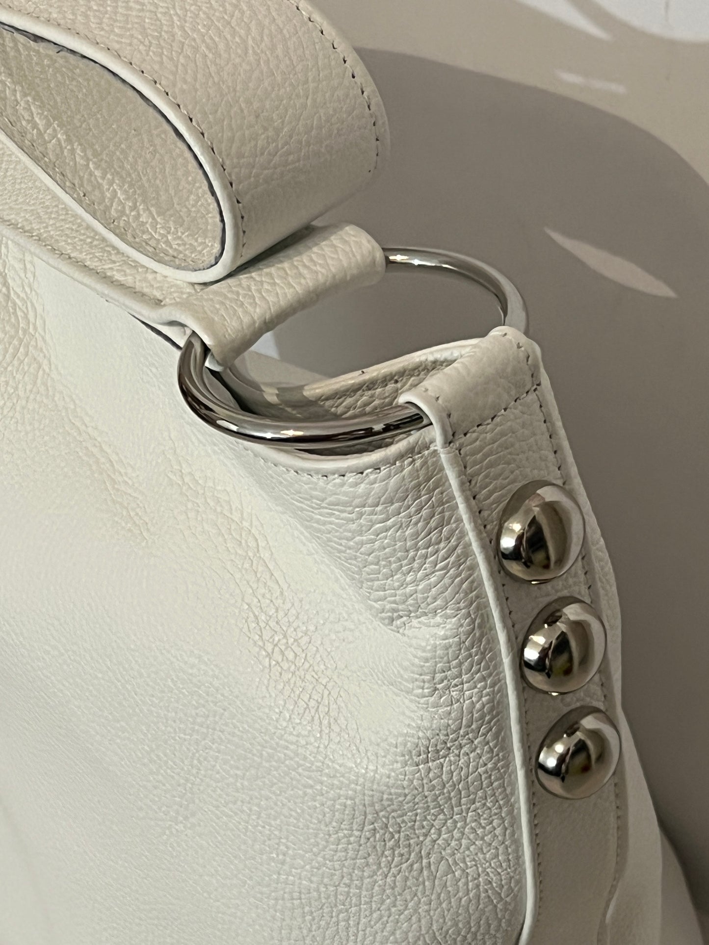 SANDRA BUCKETBAG (white dolaro genuine leather)