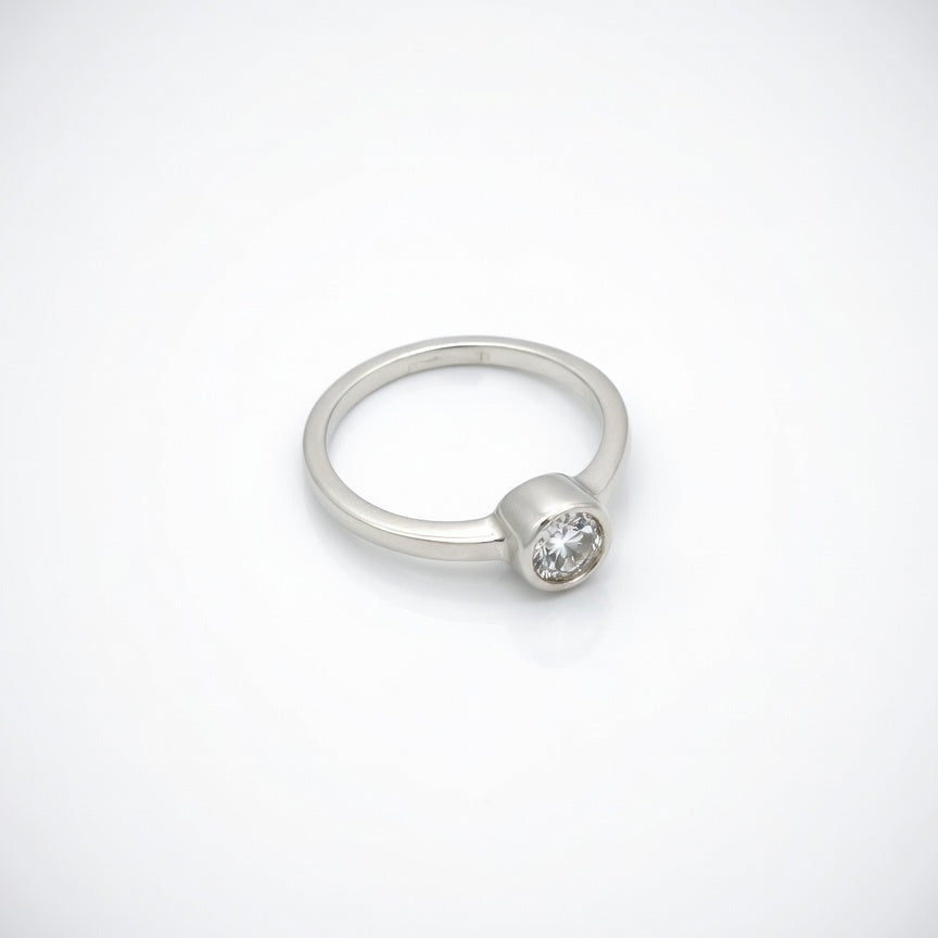 SILVER RING WITH ZIRCON