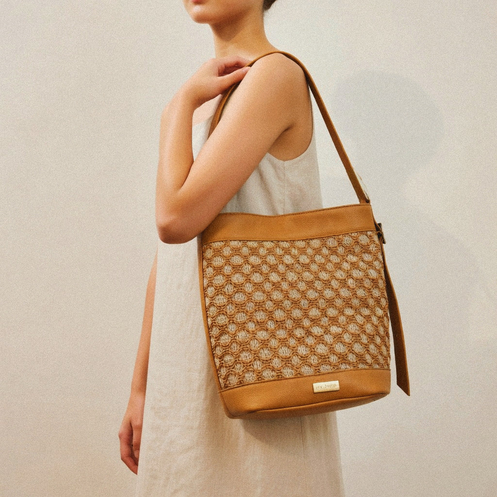 SANDRA BUCKETBAG (camel dolaro genuine leather/raffia in natural colors)