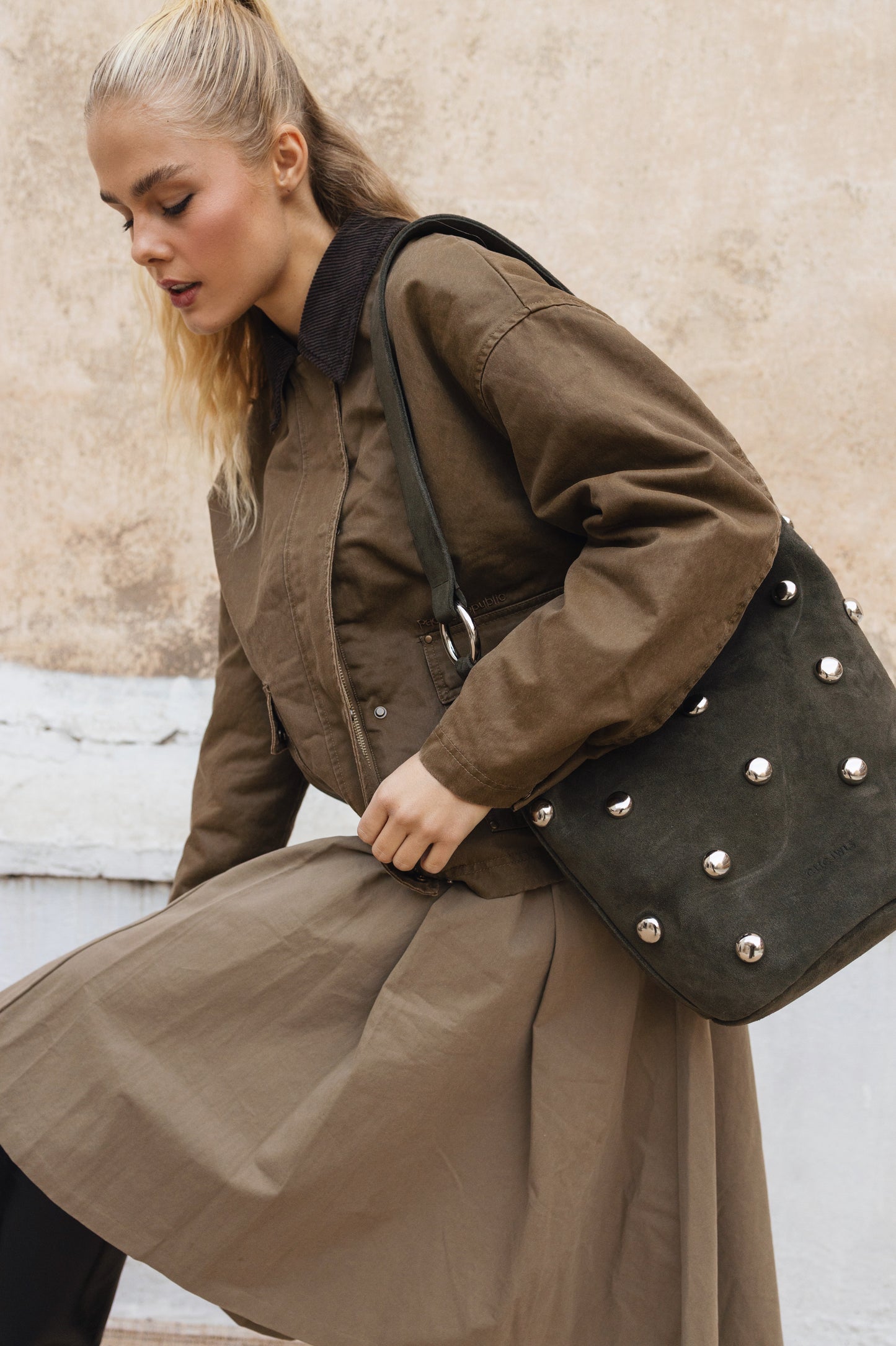 SANDRA BUCKETBAG STUDS (khaki suede genuine leather)