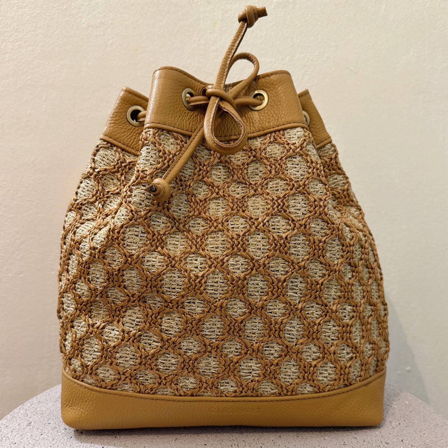 ZOE BACKPACK/BUCKETBAG (camel dolaro genuine leather/raffia in natural colors)