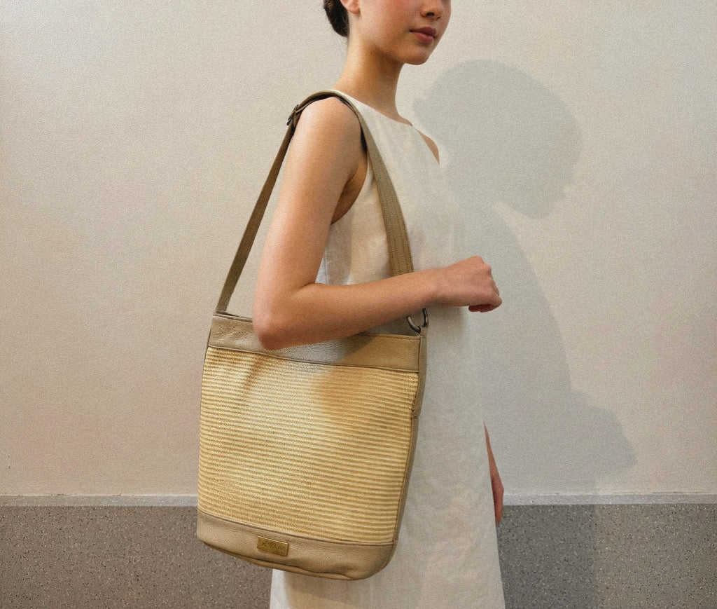 SANDRA BUCKETBAG (beige dolaro genuine leather/natural color raffia)