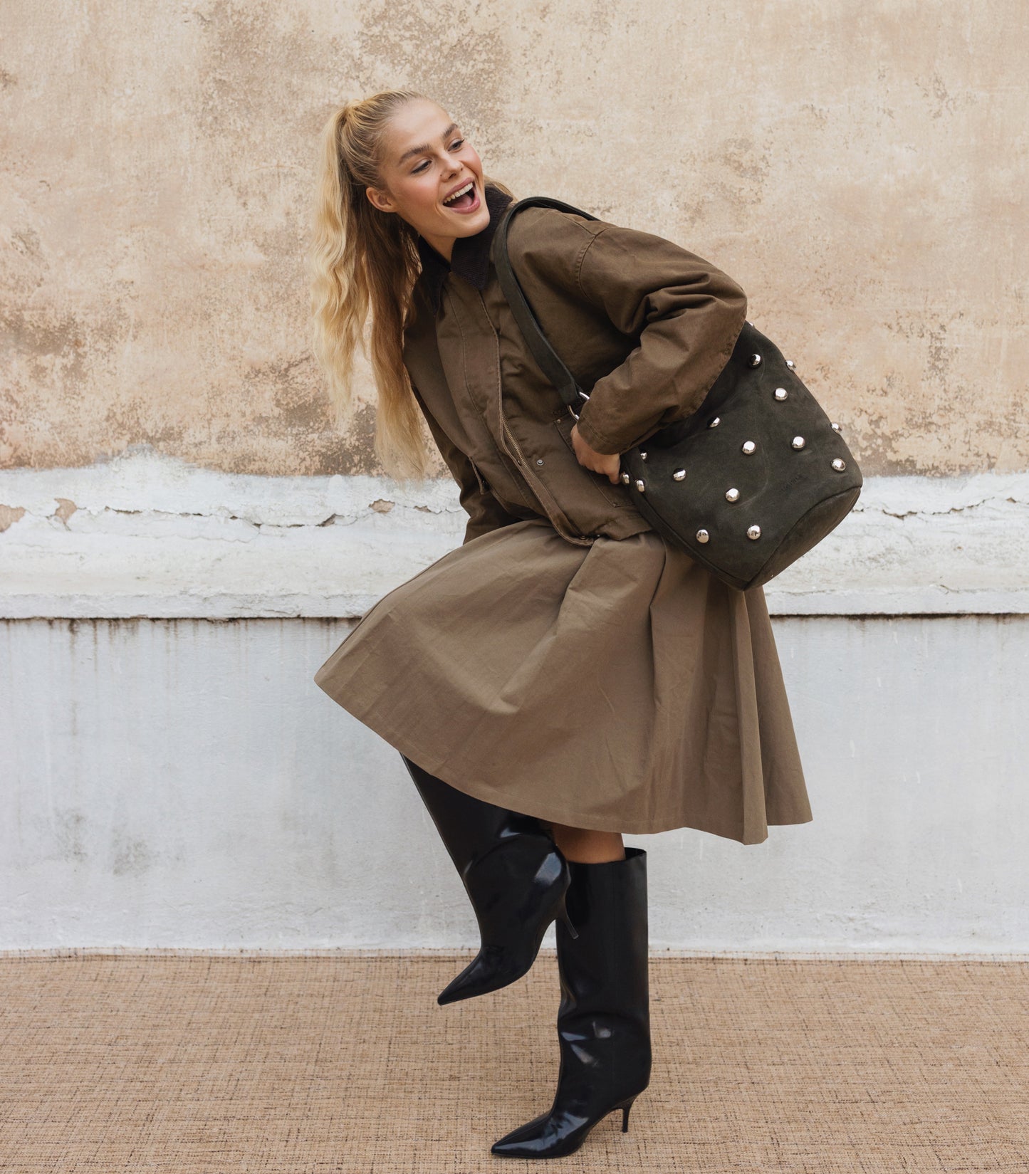 SANDRA BUCKETBAG STUDS (khaki suede genuine leather)