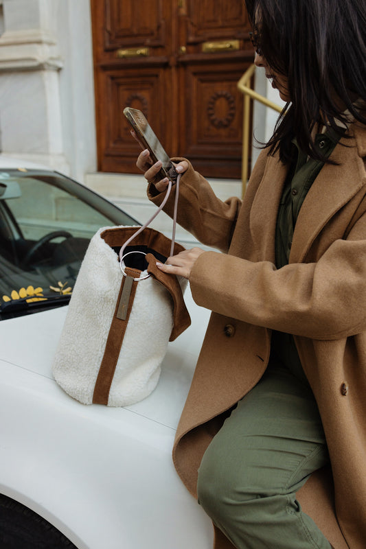 SANDRA BUCKETBAG (teddy beige/suede leather details)