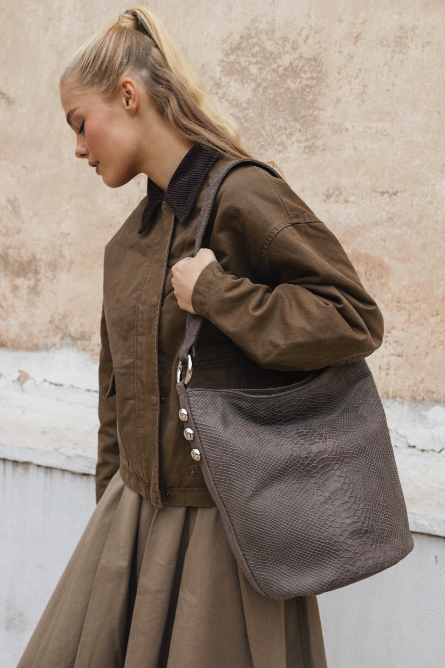 SANDRA BUCKETBAG (elephant grey suede python print genuine leather)