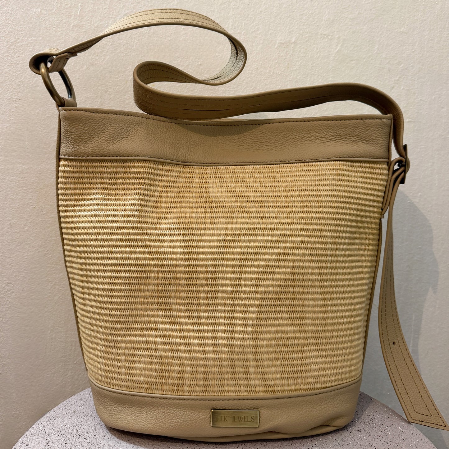 SANDRA BUCKETBAG (beige dolaro genuine leather/natural color raffia)