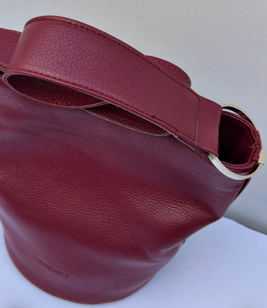 SANDRA BUCKETBAG (bordeaux dolaro genuine leather)