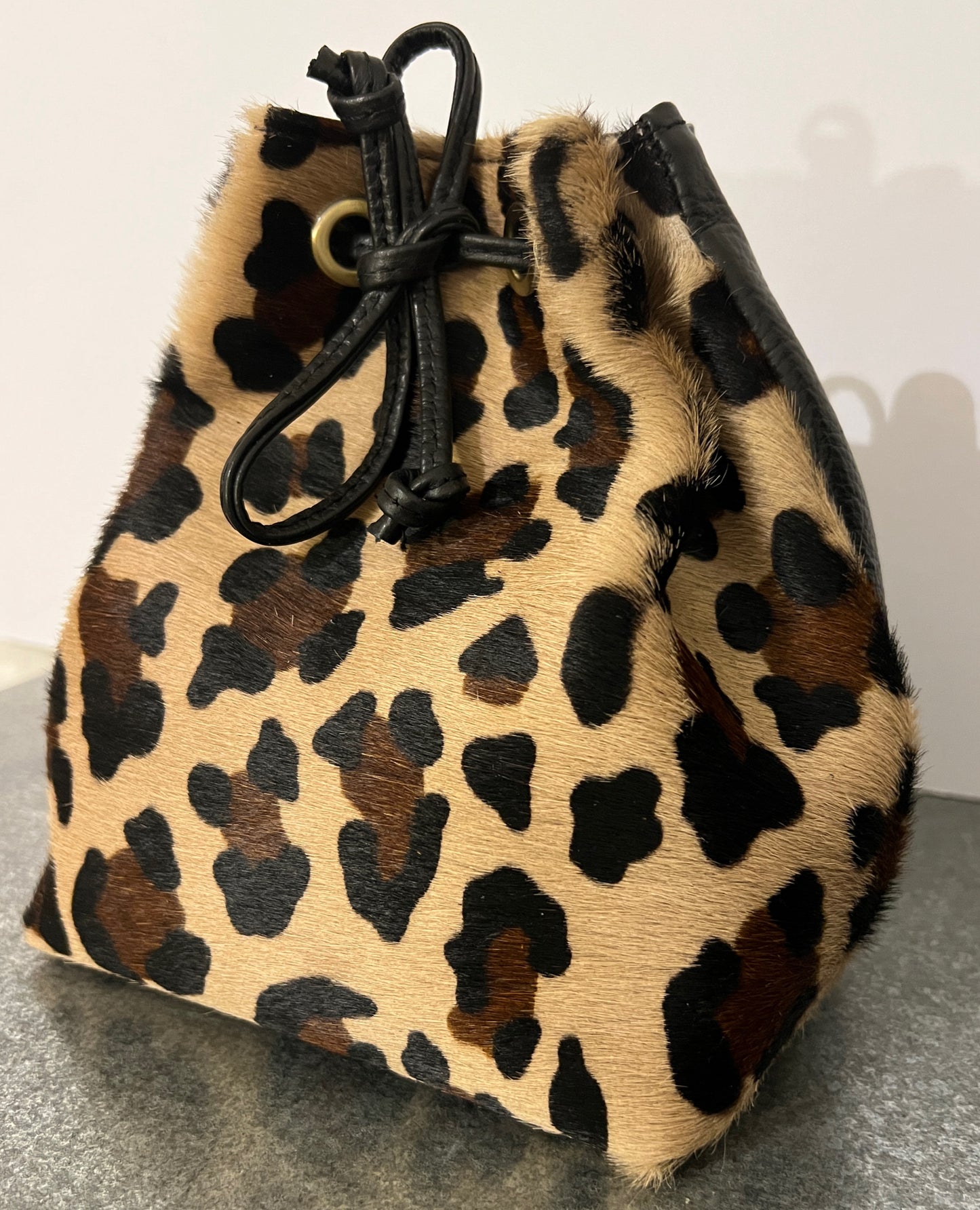 ZOE MINIBUCKETBAG (animal print ponyskin/black dolaro genuine leather)