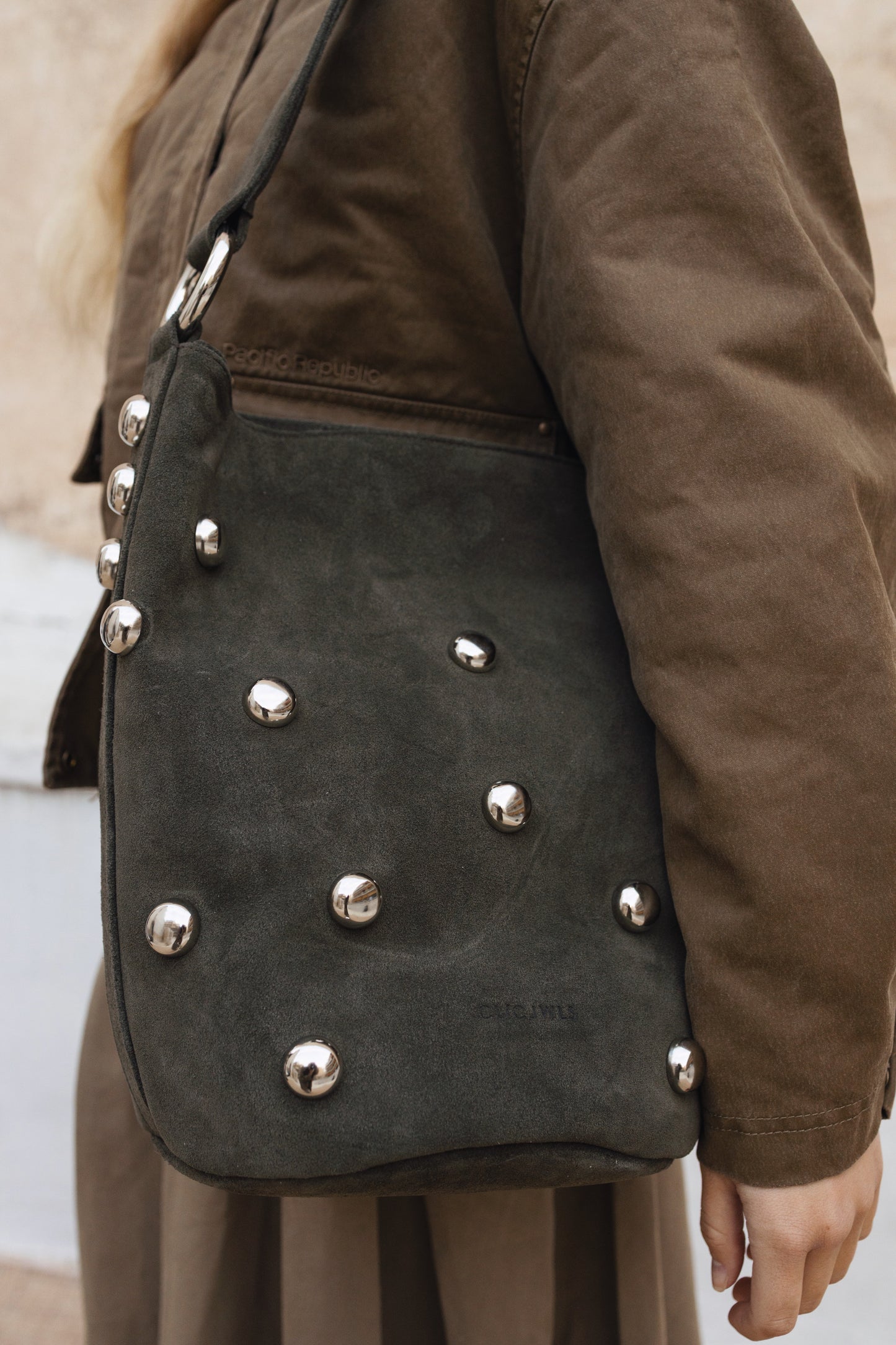 SANDRA BUCKETBAG STUDS (khaki suede genuine leather)