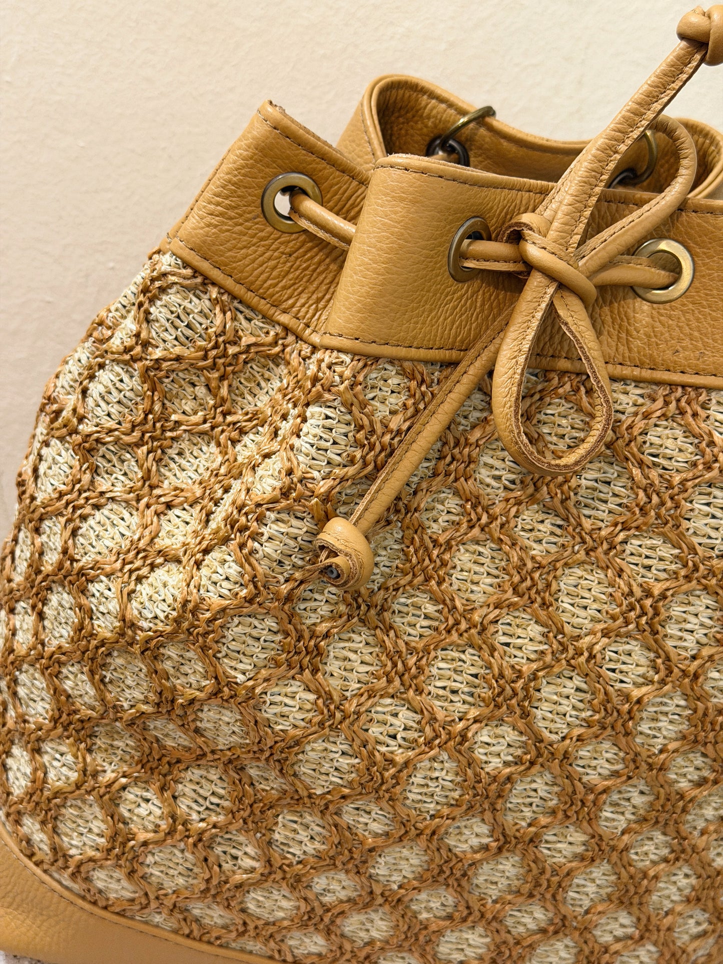 ZOE BACKPACK/BUCKETBAG (camel dolaro genuine leather/raffia in natural colors)