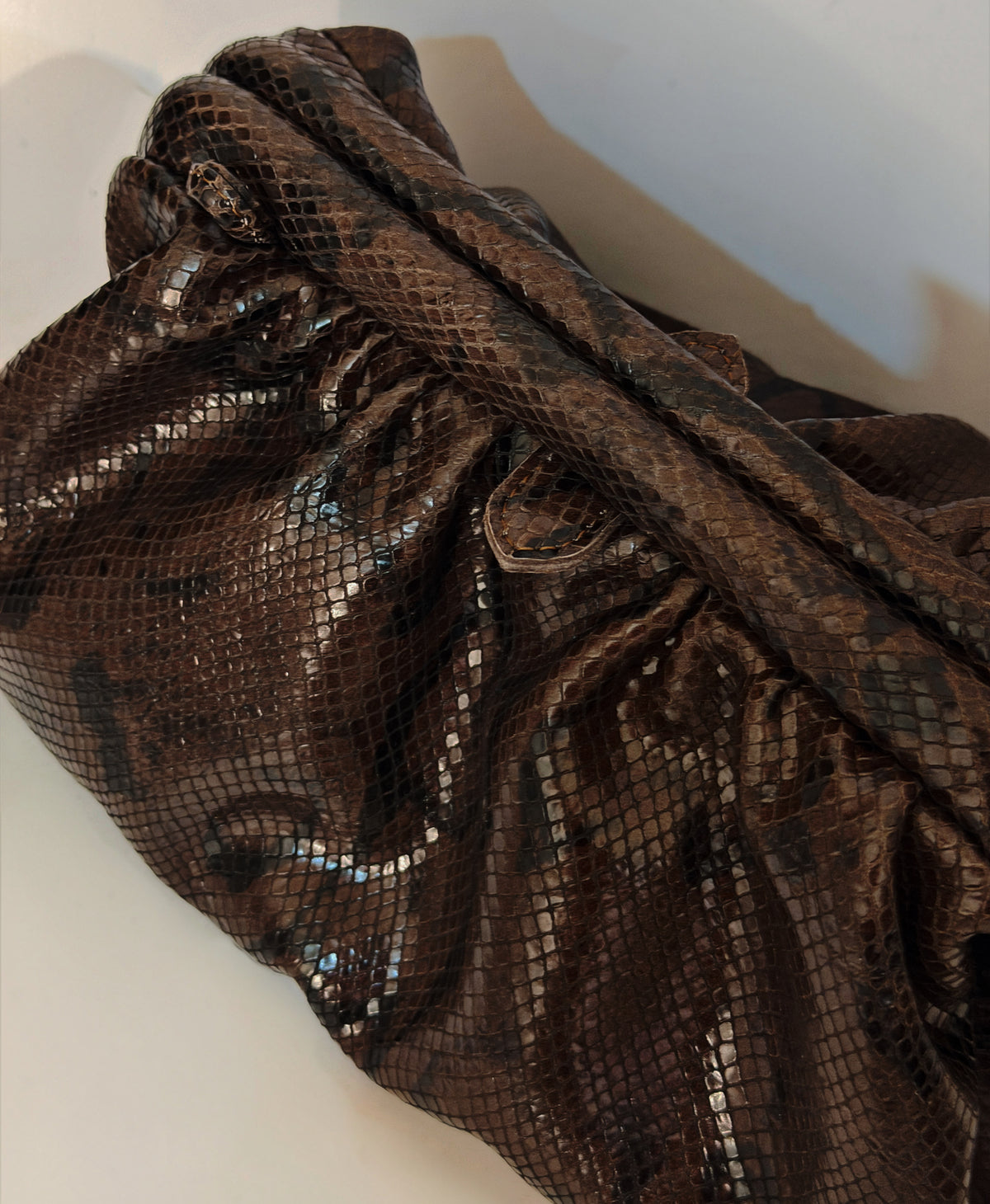 PUFF CLUTCH (python print black brown genuine leather)