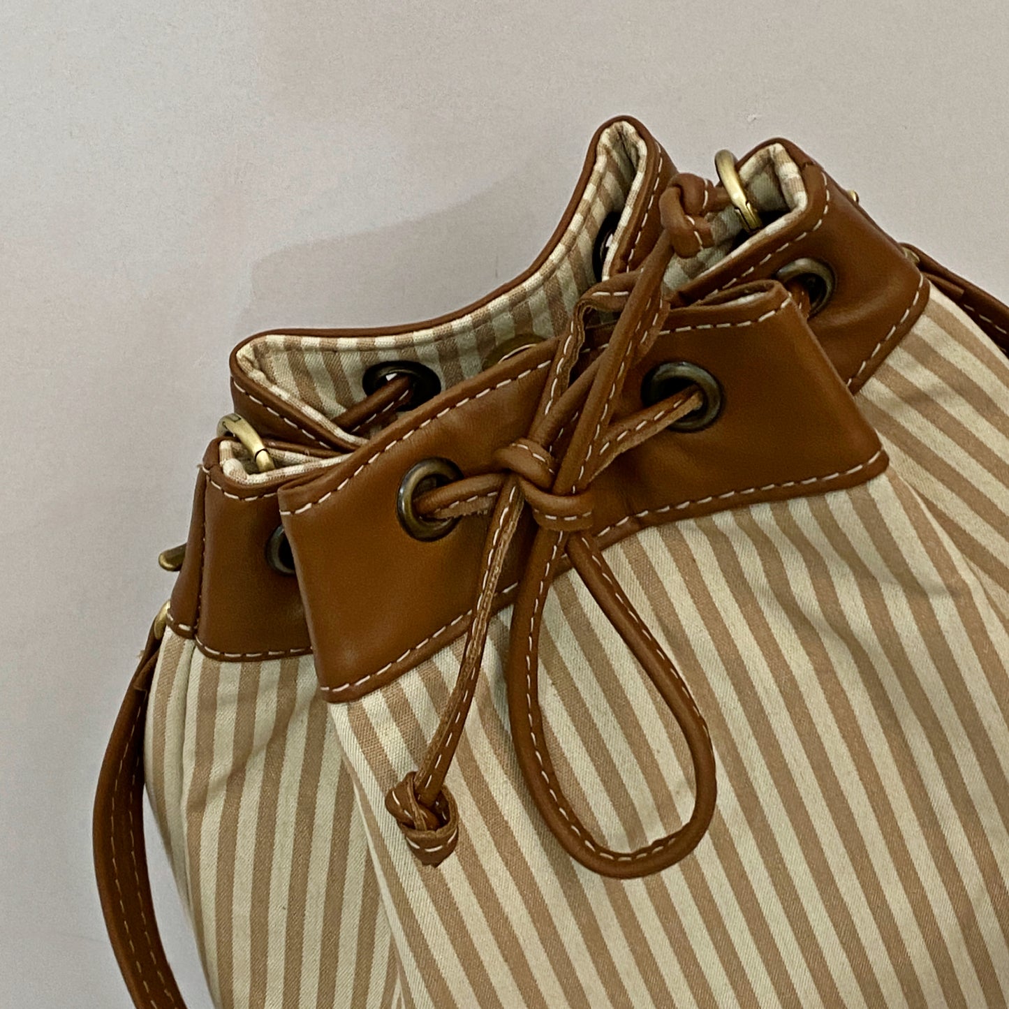 BUCKETBAG/BACKPACK (stripes fabric & leather details)